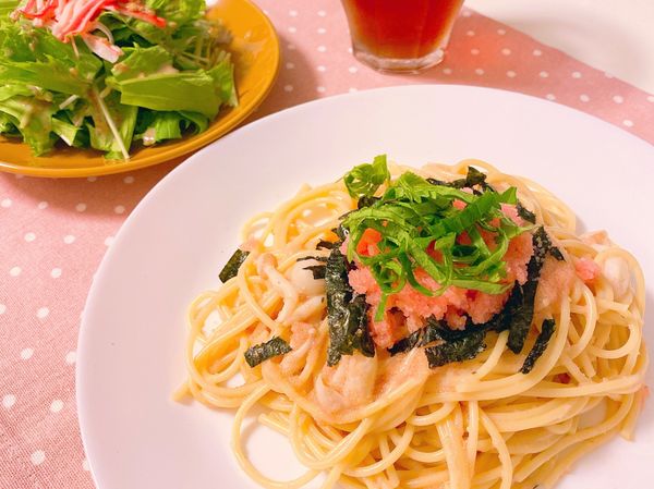 將攪勻的麵呈盤。麵上方，依序放上海苔絲，明太子，切絲的紫蘇葉即完成。