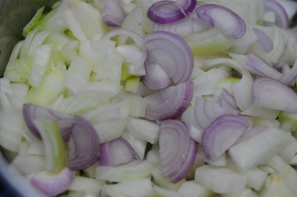 燒熱油鑊 , 下半湯匙油 , 放入[料頭] [醬料] 炒至香 , 加入豬手 , 放入高速鍋 , 15 分鍾即成