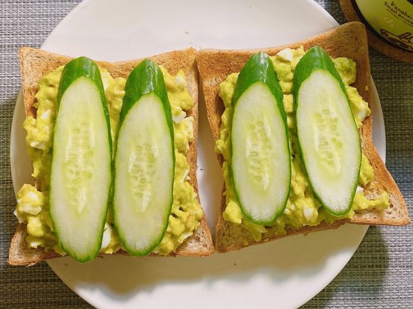 1.均勻攪拌熟成酪梨+水煮蛋
2.烤土司
3.黃瓜切片
4.組合完成