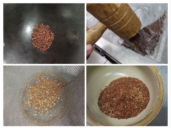 首先焙一下花椒
乾鍋小火炒香後放在袋子裡
用槌子或桿麵棍敲成細碎
再過篩完成花椒粉