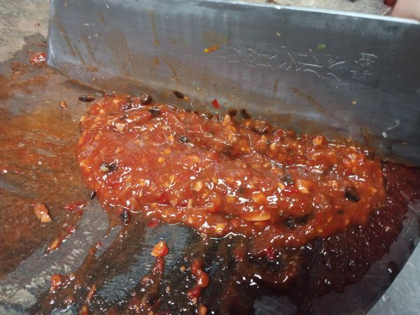 豆豉泡水十分鐘後瀝乾與辣豆瓣醬一起切末備用