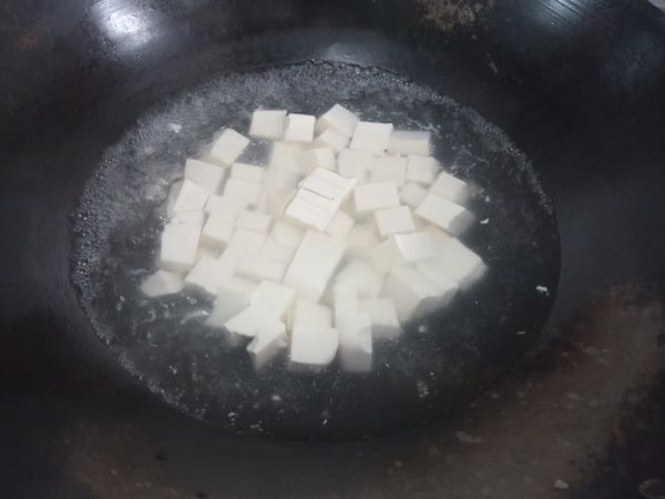 豆腐川燙去除豆味且不易碎掉（可省略）