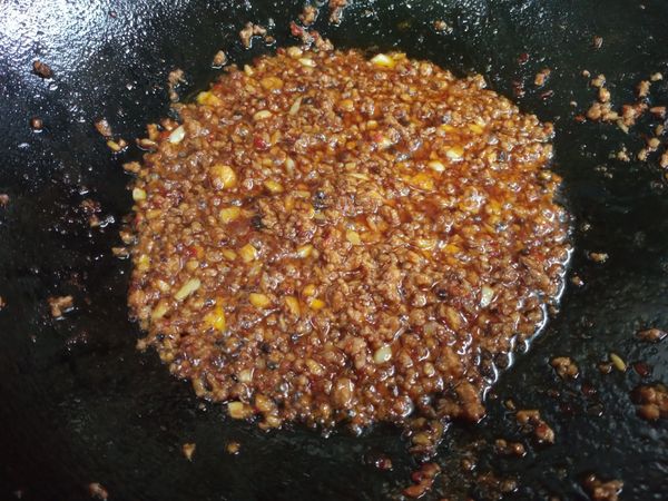 加入醬油炒出香味
以上步驟是麻婆豆腐香氣的關鍵