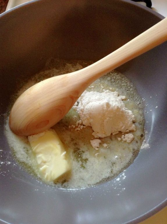 奶油及中筋麵粉放鍋中炒，不需炒太久不然顏色回變深，再加入牛奶攪拌均勻，醬料無顆粒