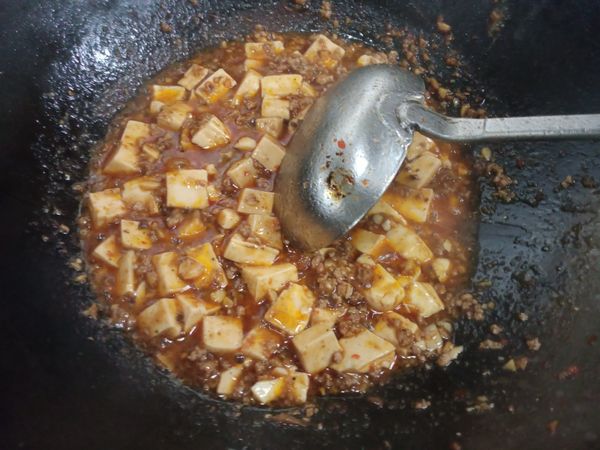 勾芡部份轉小火少量多次的勾
下太白粉水後勺子往同一個方向往前推來攪拌
才不會傷到豆腐