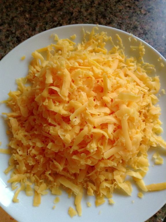 將通心粉拌入鍋中，加入刨好的巧達起司