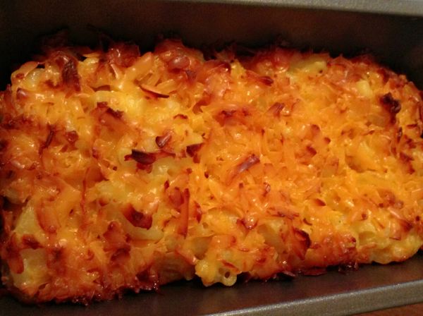 放至烤具並在上面撒上巧達起司，烤20分鐘左右，至表面成金黃色澤