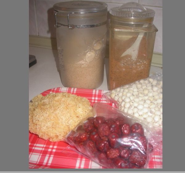 蓮子洗淨後放入鍋內，倒入熱開水至淹過食材1公分，放入電鍋，外鍋2杯水，蒸軟後，倒入2/3杯砂糖，再以外鍋１杯水蒸至甜分入味。