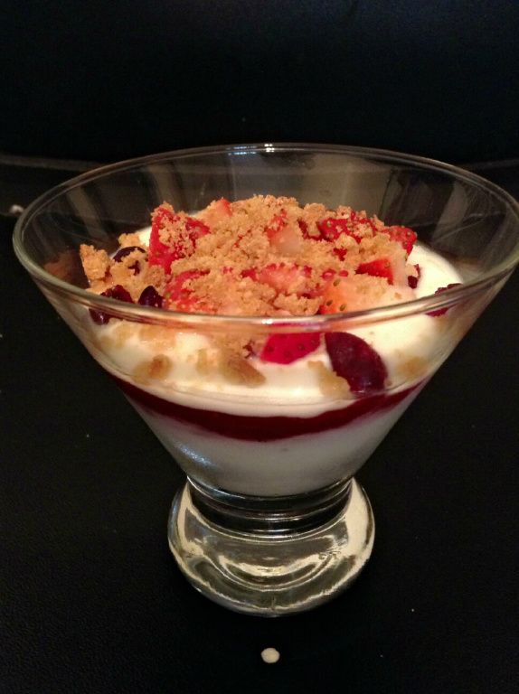 優格加入草莓醬，撒上些許蔓越莓，上層放草莓，最後撒上消化餅(壓碎後的)。好吃又健康的一道甜點