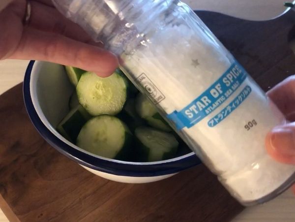 撒上海鹽靜置20分鐘、這時候來切蒜頭🧄、粗略切或是壓碎也可以