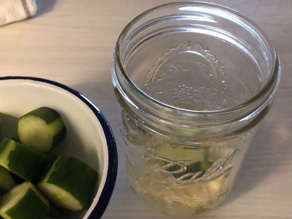 20分鐘過後，將小黃瓜洗乾淨。
冰糖，蒜頭、白醋及黃瓜等放入罐中，放冰箱冷藏至少30分鐘即可～期間可以定期搖晃讓口感更入味