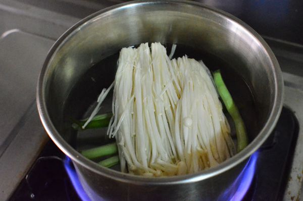 金針菇、四季豆、韮菜先燙好。