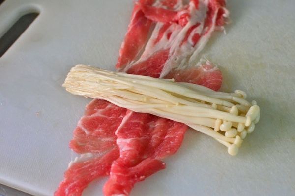 肉如果比較小片，就是兩片重疊，包金針菇。四季豆一樣。