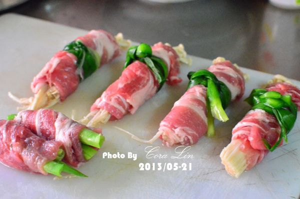 兩條韮菜一起綁起來。