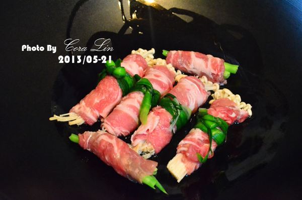 放油，先放入鍋煎。