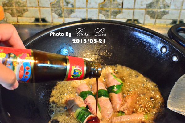 倒入包含李錦記舊庄特級蠔油的[醬料煮汁]，蓋蓋子煮6-10分鐘。