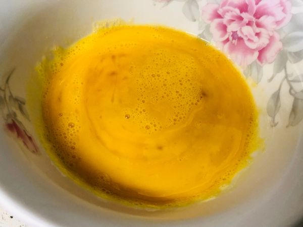 把三顆蛋🥚攔腰敲一下流理台
全部打進小缽中（蛋殼就別放進去了
拿出筷子攪拌均勻
（就忽略我這很復古的缽吧😂）