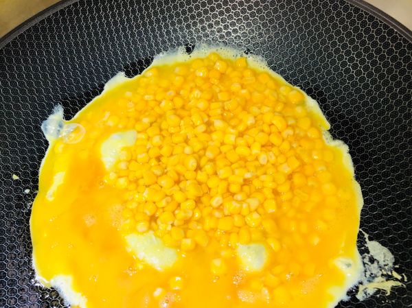 蛋液冒泡就可以豪邁的倒進玉米了