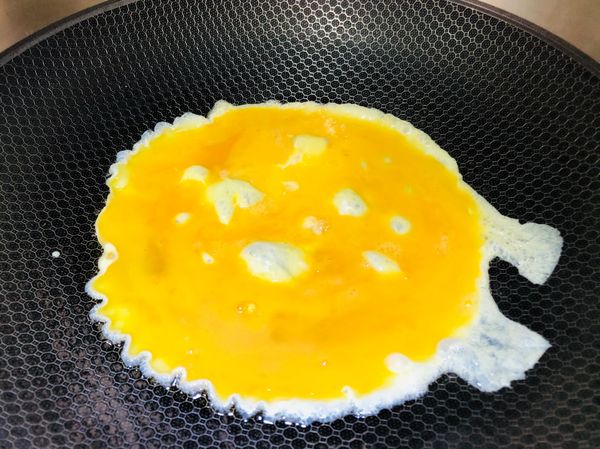 此時開個中火
可以倒入蛋液了