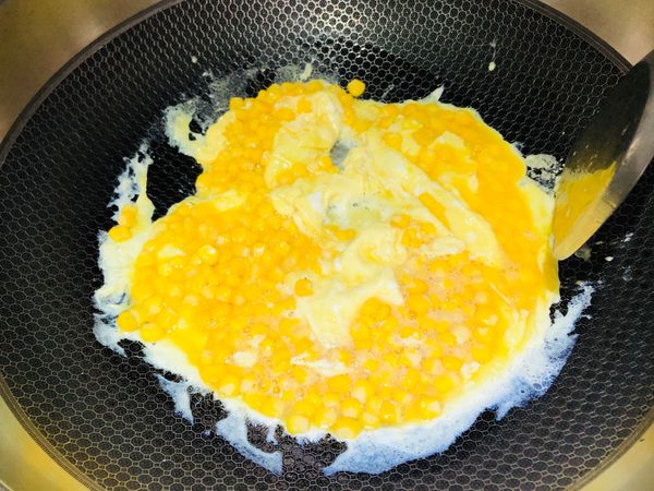 不要怕！
隨意的拌炒也沒有炒起來不好看的困擾
等到成型，
我會用鍋鏟壓一下看起來比較像餅
不壓也沒關係～～熟了就可以起鍋
想加番茄醬就加番茄醬
不想加也沒問題！因為早就加了鹽巴有味道
起鍋起鍋～盛盤 開吃！！