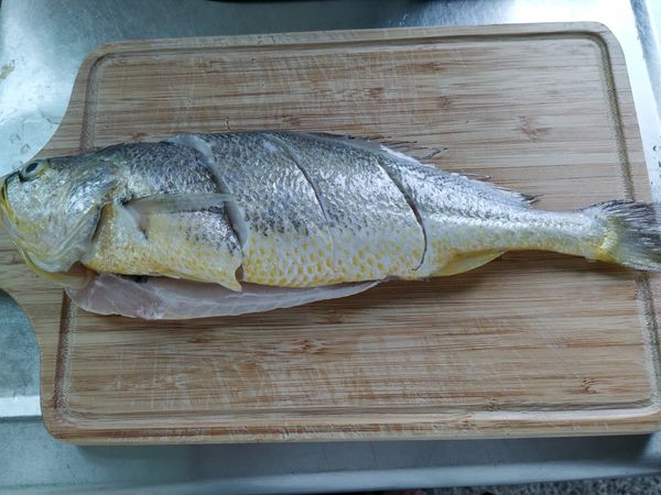 黃魚兩面都劃幾刀，兩面都抹點胡椒鹽