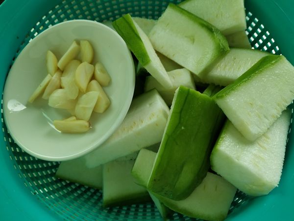 絲瓜去片後切4段再切片，蒜頭切片