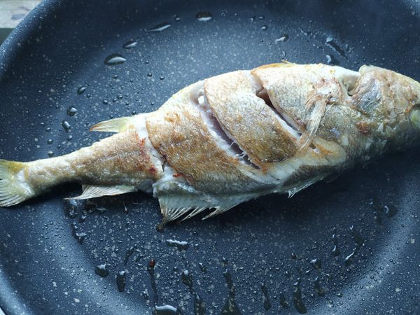 熱鍋後加點油，魚擦乾，放入鍋中，兩面煎到酥脆後先盛出備用