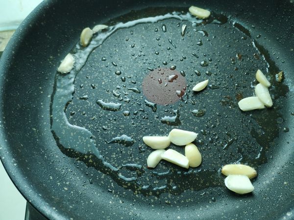 鍋中再加點油，放入蒜片，炒到香味出來