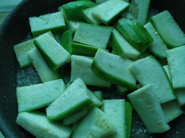 然後放入絲瓜，拌炒一下，加入1碗水，鹽，柴魚粉和胡椒粉