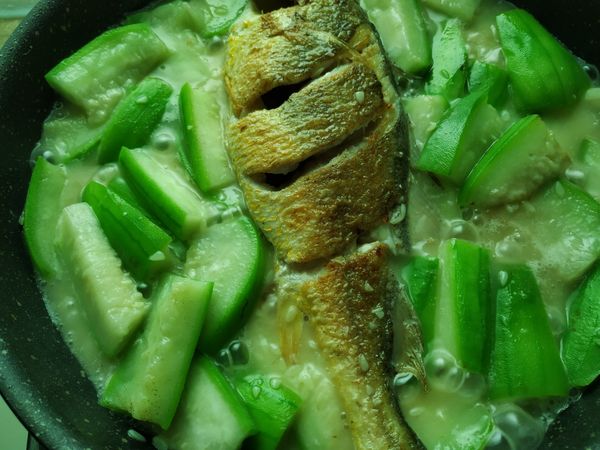 燒約3-5分鐘，中間打開蓋子，用湯匙舀些湯汁淋在魚身上