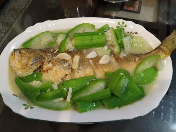 時間到，絲瓜都軟了，熄火後先將魚盛出裝盤，再將絲瓜倒入，完成