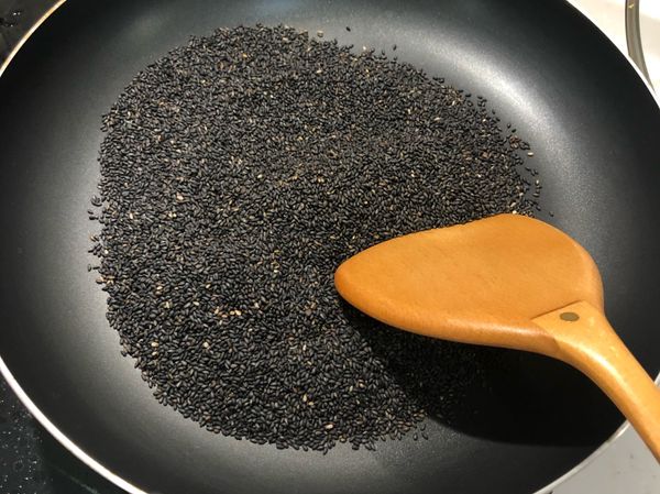 中火炒芝麻粒，炒至有香氣出來
若是購買「生芝麻粒」，可以炒個7-8分鐘
若是購買「熟芝麻粒」炒至有香氣即可
！這邊要勤勞翻動，黑芝麻很容易燒焦，就會有苦味