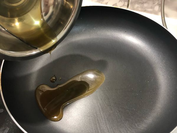 開始炒糖，先加入蜂蜜