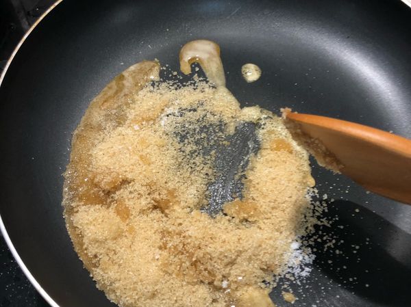 再將砂糖、食鹽一起放入攪拌

此攪拌步驟一樣要勤勞翻動避免燒焦