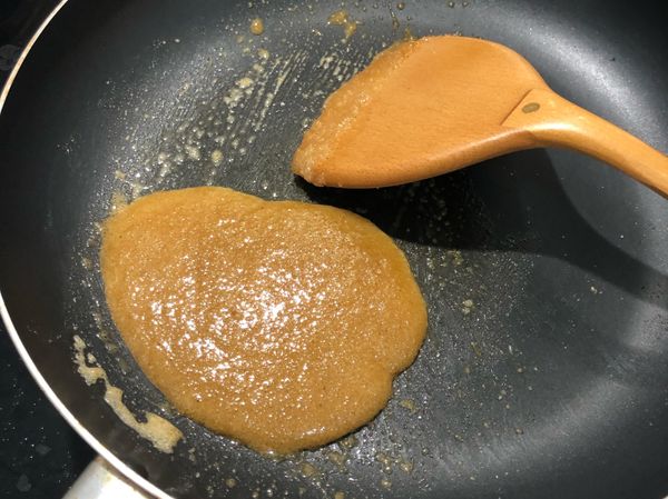 炒至蜂蜜與砂糖融合呈黃色狀