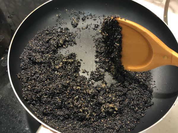 將炒香的黑芝麻粒放入一起混合
需混合到黑芝麻都有包裹糖衣