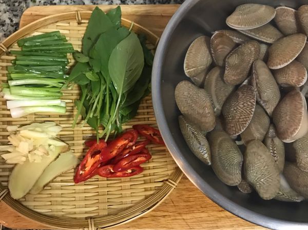 海瓜子洗淨後泡水吐砂；蔥洗淨切段，蒜頭拍扁去皮切片，辣椒去仔斜切，薑切片，九層塔取葉洗淨略切。