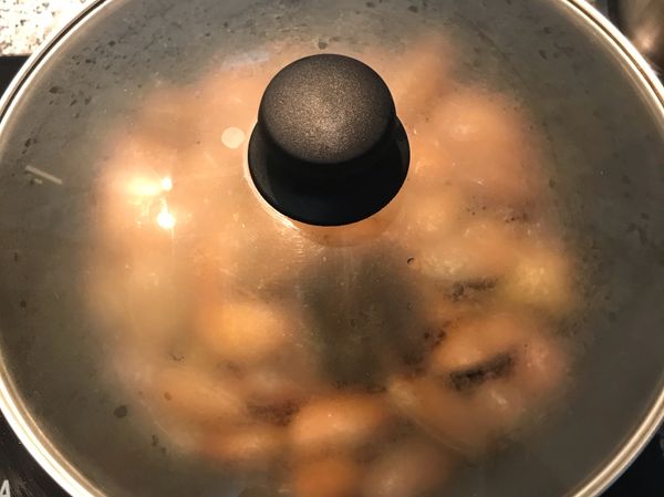 中火蓋鍋蓋燜煮到海瓜子全打開；