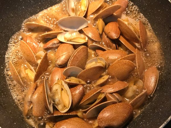 開大火收汁，也讓還沒全開的海瓜子再打開ㄧ些，試味道微調；