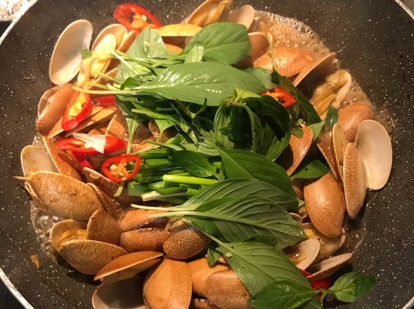 放入蔥綠、辣椒、九層塔拌炒出香氣即可。