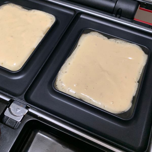 預熱鬆餅機後，添入少許麵糊(勿多)，邊角都填到。
※若麵糊為冷藏靜置後取出，可靜置10-20分再行使用-使用時需再次拌合。