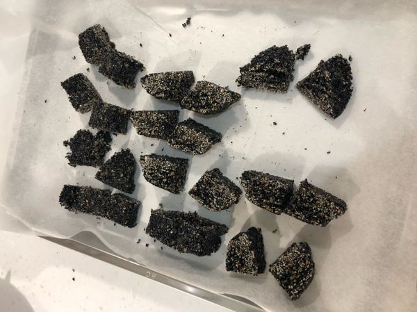 塑形完成後放涼約一分鐘就可以開始切成方便入口的大小
待放置10-20分鐘完全涼後，即可放進冰箱冷藏喔！