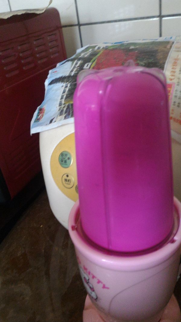 放入機器打成紫色漸層火龍果牛奶