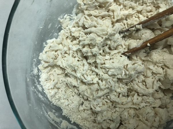 將除了刷液以外的粉料過篩，濕料中的蛋與牛奶打勻，再兩者混合攪拌，軟化的奶油放入，揉搓到不黏手。若對奶油搓揉感到麻煩時，可在乾濕料混合時就加入，容易融合。但麵包組織會孔洞小，較綿密。