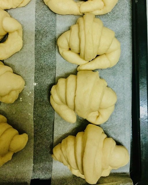 刷上蛋液，入烤箱15-18分鐘，或金黃色時，烤箱熄火，烤箱以ㄧ根筷子的隙縫 0.6公分5分鐘後麵包體穩定，再取出。