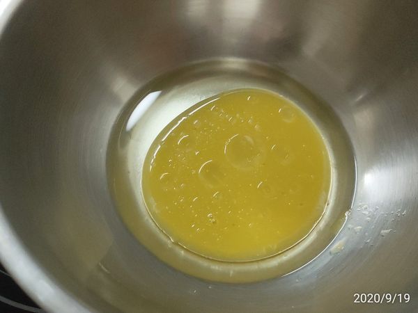 打蛋盆中放入
果汁+食用油