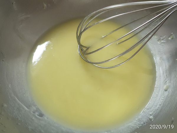 將打蛋盆中的果汁&amp;食用油
拌勻到完全乳化
再繼續加入煉乳15g拌勻