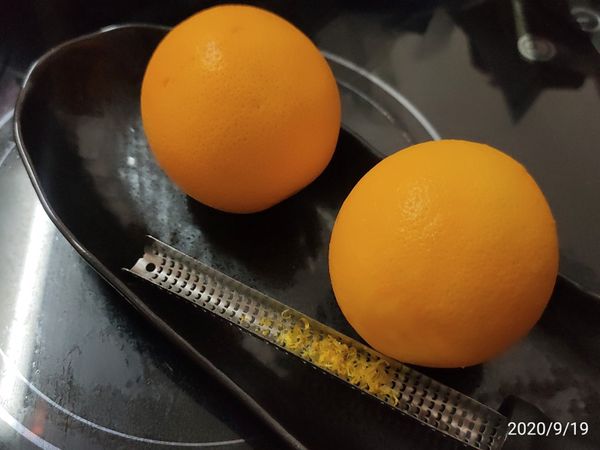 取一顆柳橙刷洗乾淨
擦乾水份
將剉取外表表層