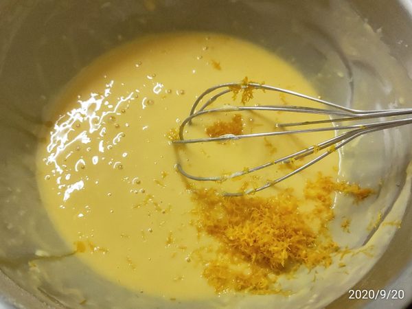 繼續將剉好的柳橙皮屑
加入蛋黃糊裡拌勻備用