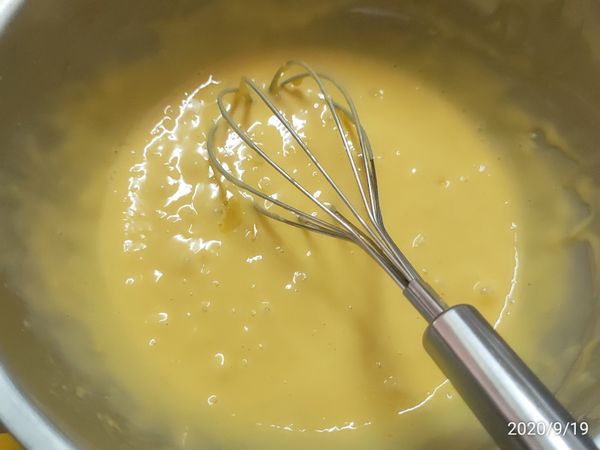 繼續加入過篩的低筋麵粉
稍加拌至無大顆粒即可
(照片候補喔！Sorry)